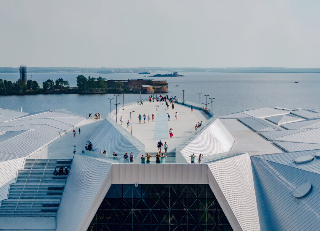 С видовой крыши Музея военно-морской славы и Конгрессно-выставочного центра (построили за полтора года, приспособив очень красивые исторические