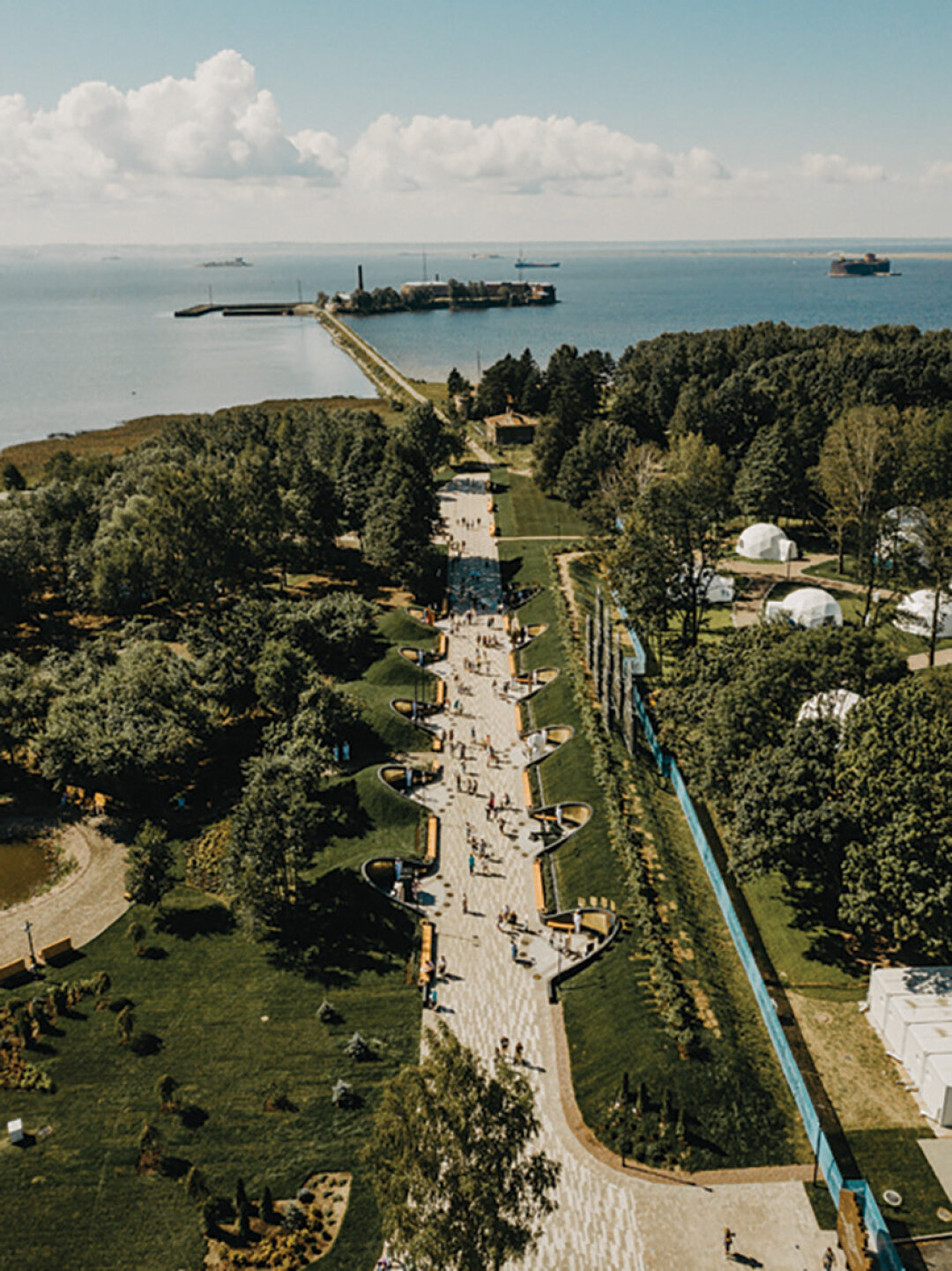 С видовой крыши Музея военно-морской славы и Конгрессно-выставочного центра (построили за полтора года, приспособив очень красивые исторические