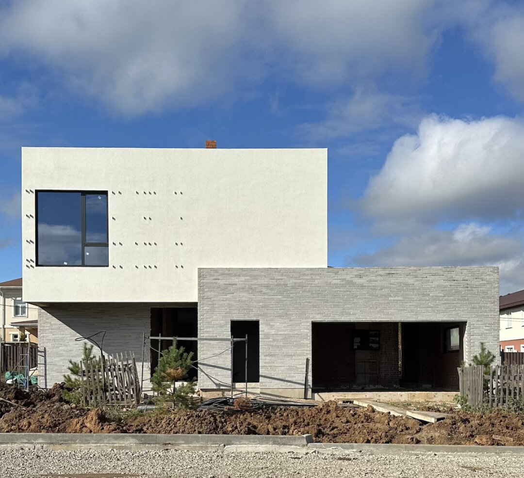 Наблюдать за ходом строительства домов можно на официальном сайте поселка aool.space