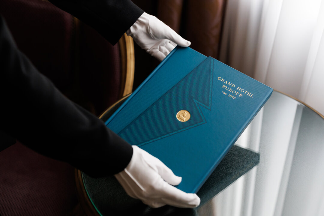 Обложка книги выполнена в виде кителя швейцара гостиницы, на лацкане которого пришита пуговица — не случайная. В ходе работы над книгой была найдена