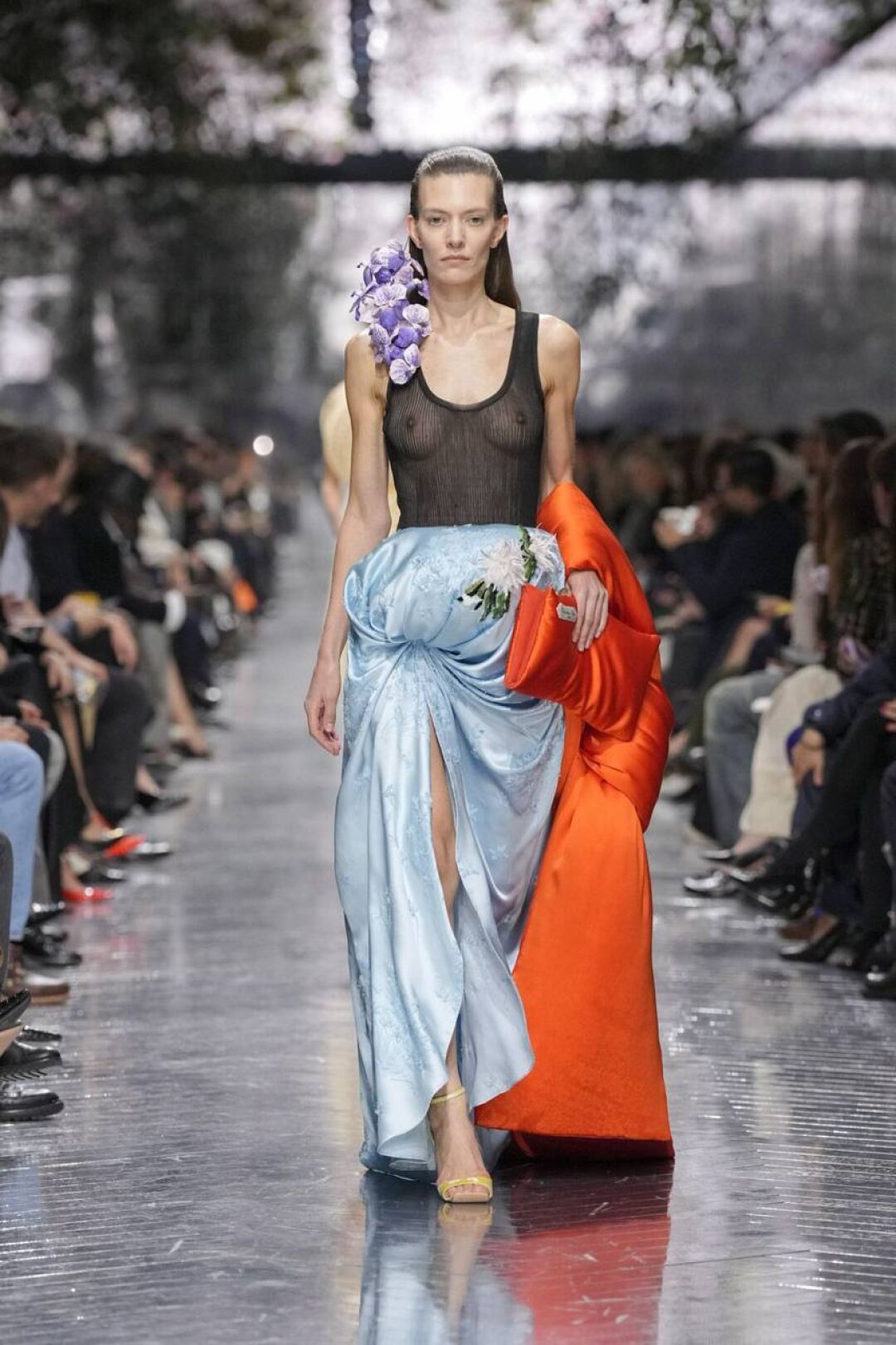 Это комбо: базовый топ и стейтмент-юбка