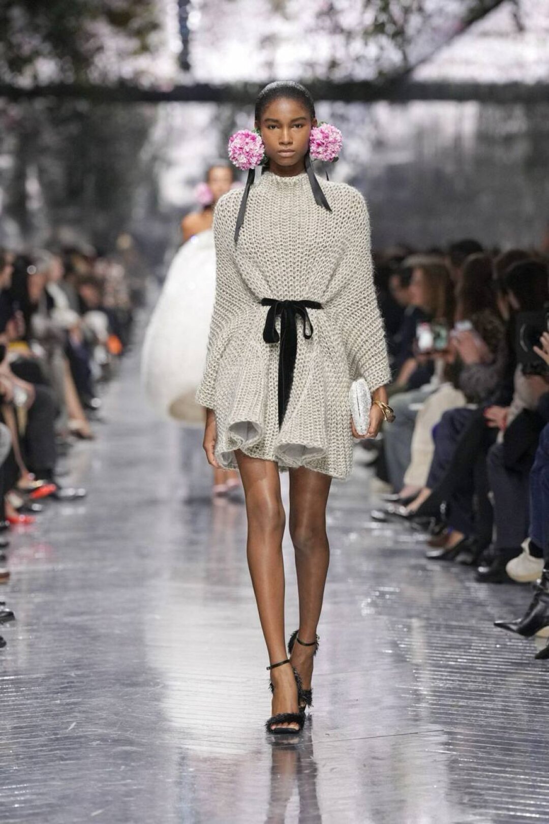 Стилизуем вязаный трикотаж по кутюрному канону: утягиваем платье-свитер с помощью бархатной ленты и дополняем лук акцентными сергами-гортензиями