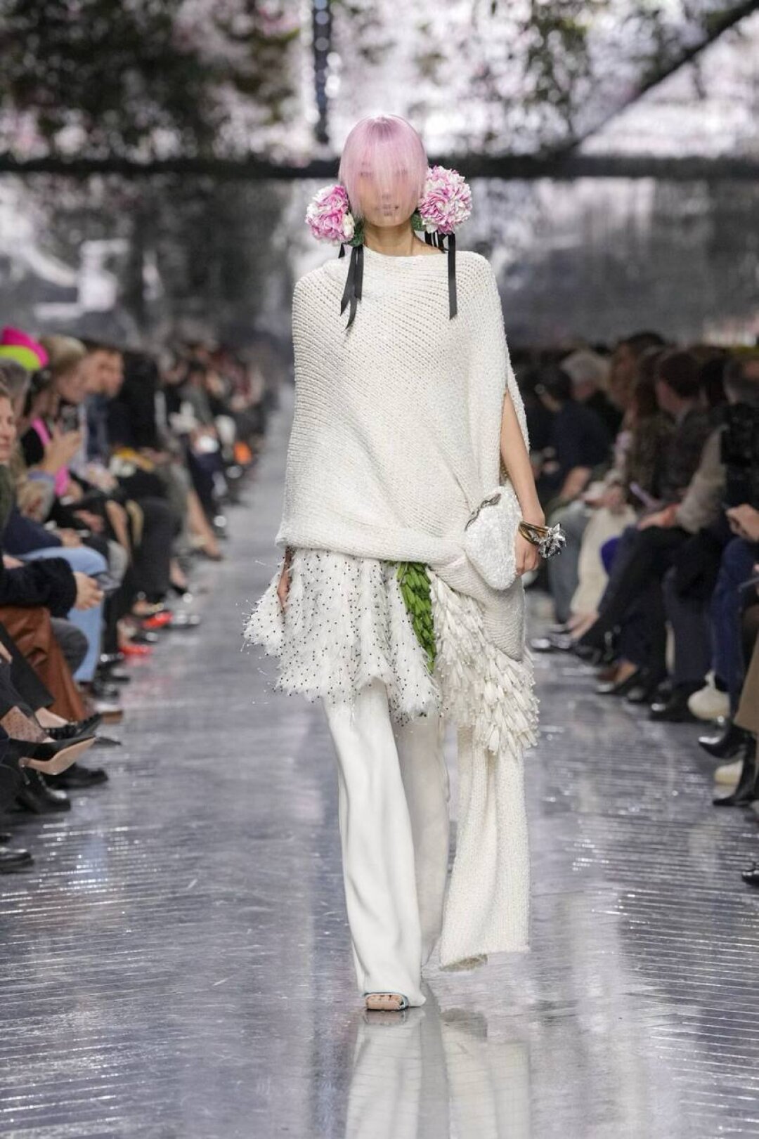 Продолжаем носить кейпы: по совету Джонатана Андерсона примеряем вязаный кокон в тандеме со струящимися брюками и пышной баской (или мини-юбкой!)