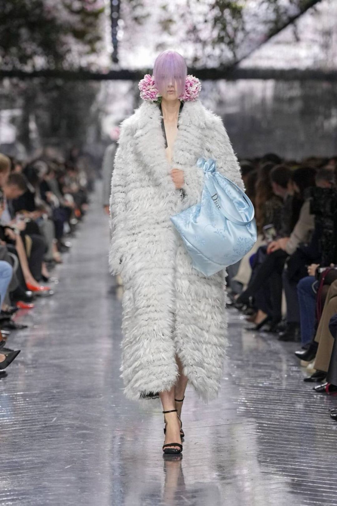 Предсказываем звание it-сумки сезона шелковому гранд-мешку Dior