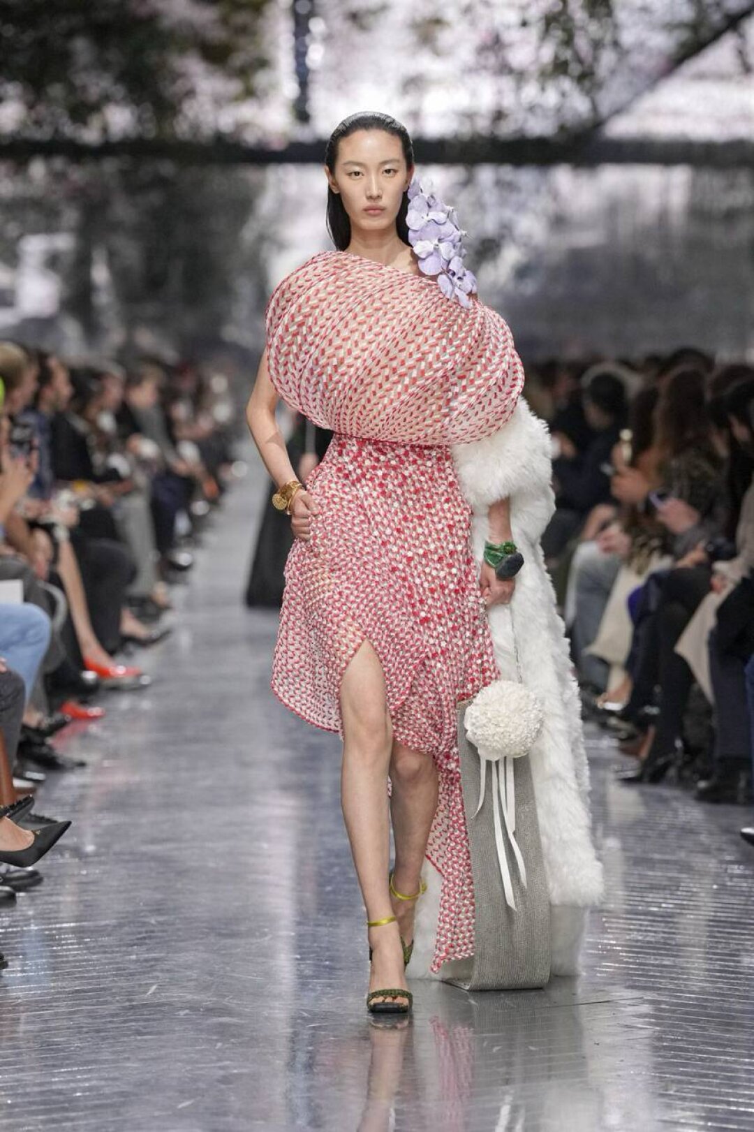 Меховые горжетки всё еще с нами! Сочетаем не только с пальто, но и с шифоновыми оригами-платьями