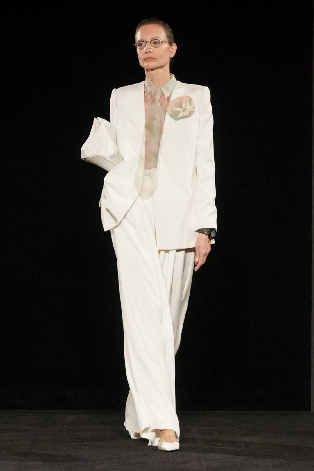 Маскулинные галстуки — снова in! В ателье Armani Privé сочинили вариант не только для офиса, но и для помпезных black-tie-выходов — из тончайшего