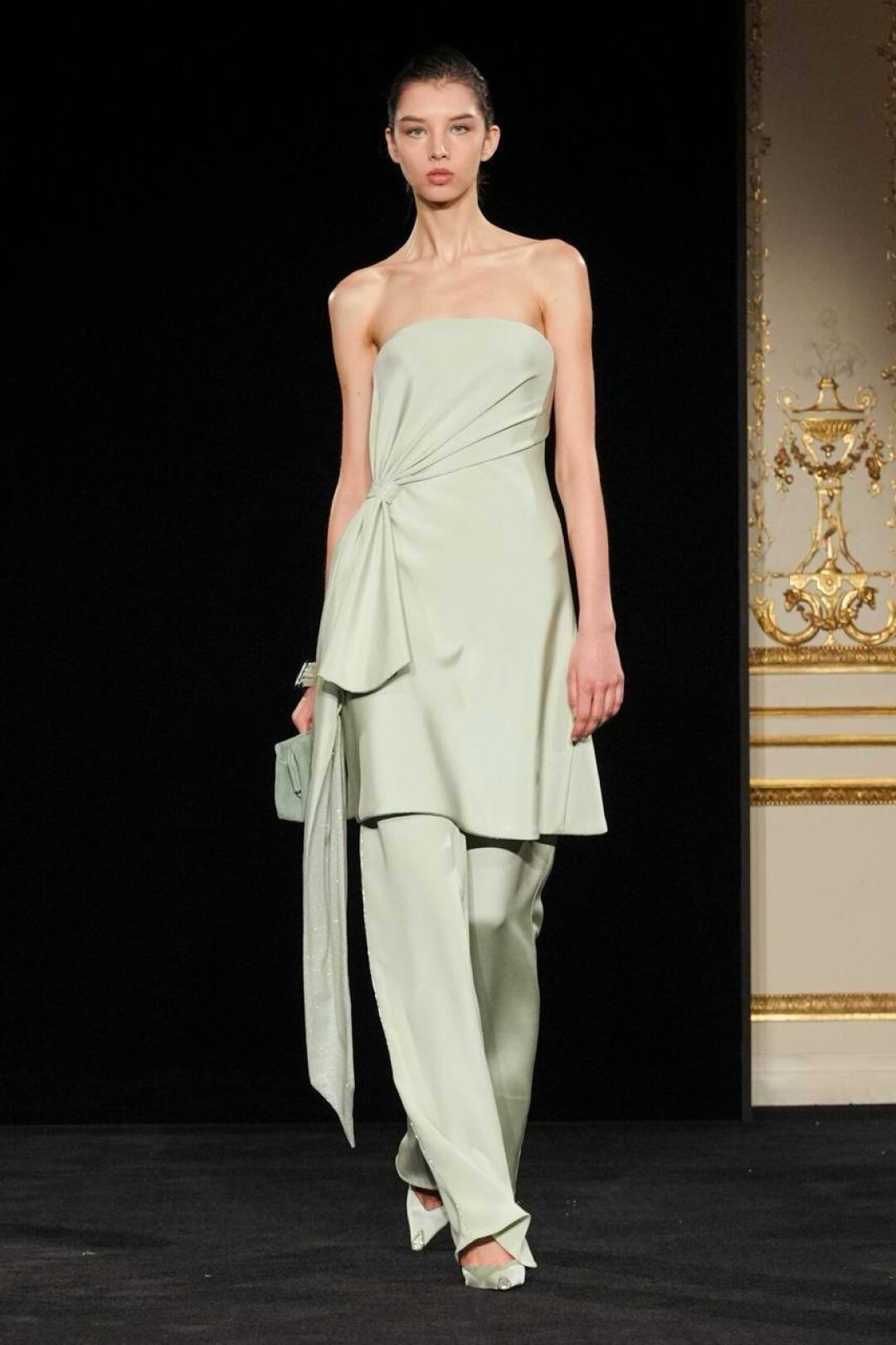 Главный цвет показа — нежно-бирюзовый, отсылающий к оттенку редкого минерала жадеида. Именно в честь него (Jade) и назвали новую коллекцию