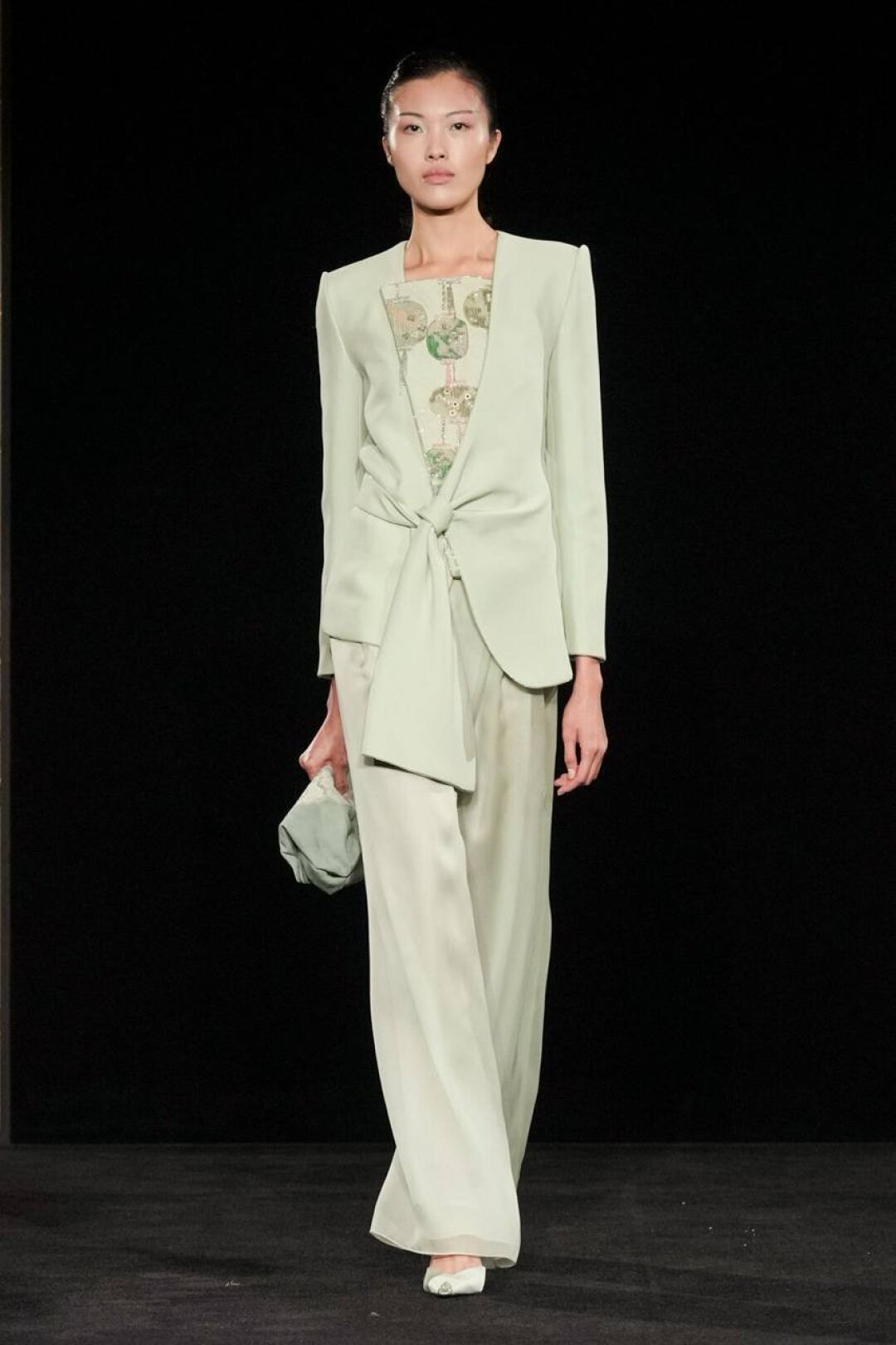 В азиатском стиле были выполнены и жакеты, завязанные как кимоно