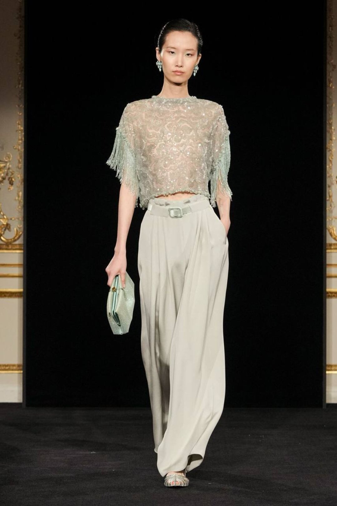 Бахрома всех мастей (от металлик-дождика у Schiaparelli до волосатых колготок Alaia) захватили подиумы — в Armani Privé не отстают и показывают вау