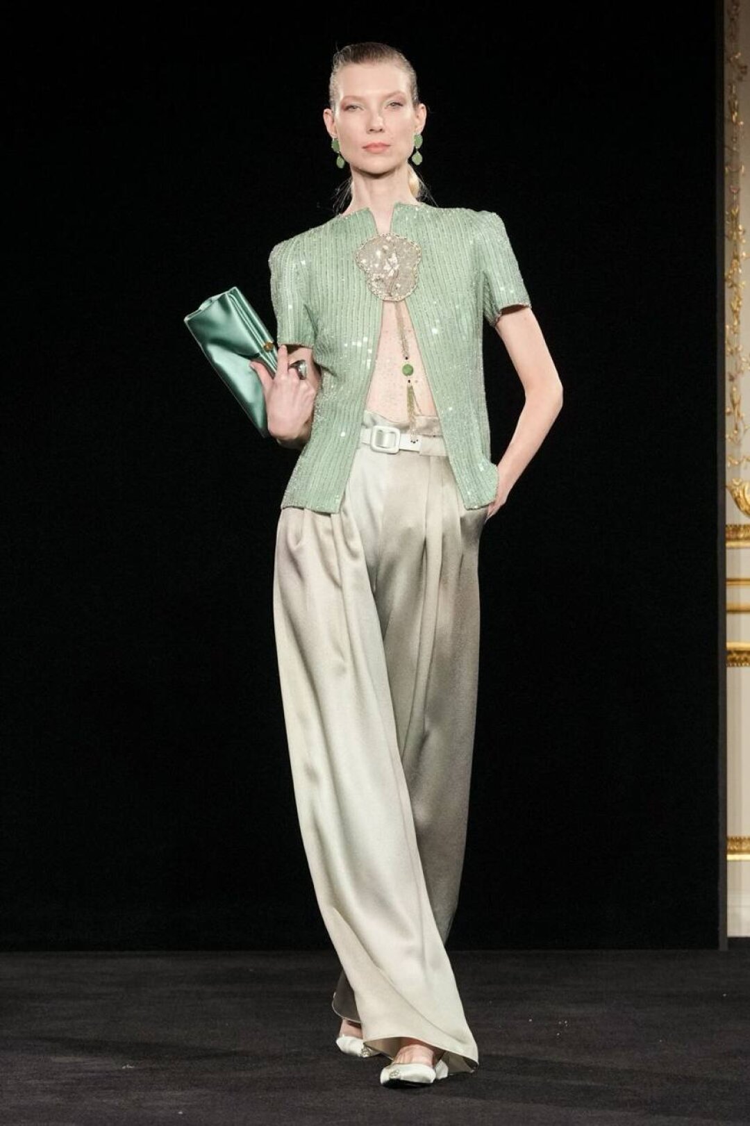 Без шинуазри в Armani никуда: за любимый стиль маэстро отвечал образ традиционного китайского веера (утива), который появился на блузах, платьях