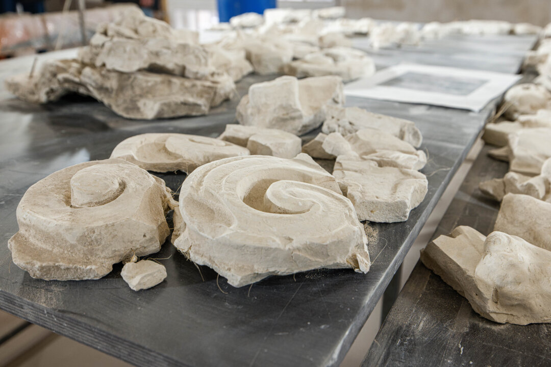 Фрагменты барельефа, обнаруженные в ходе реставрации Дома Радио