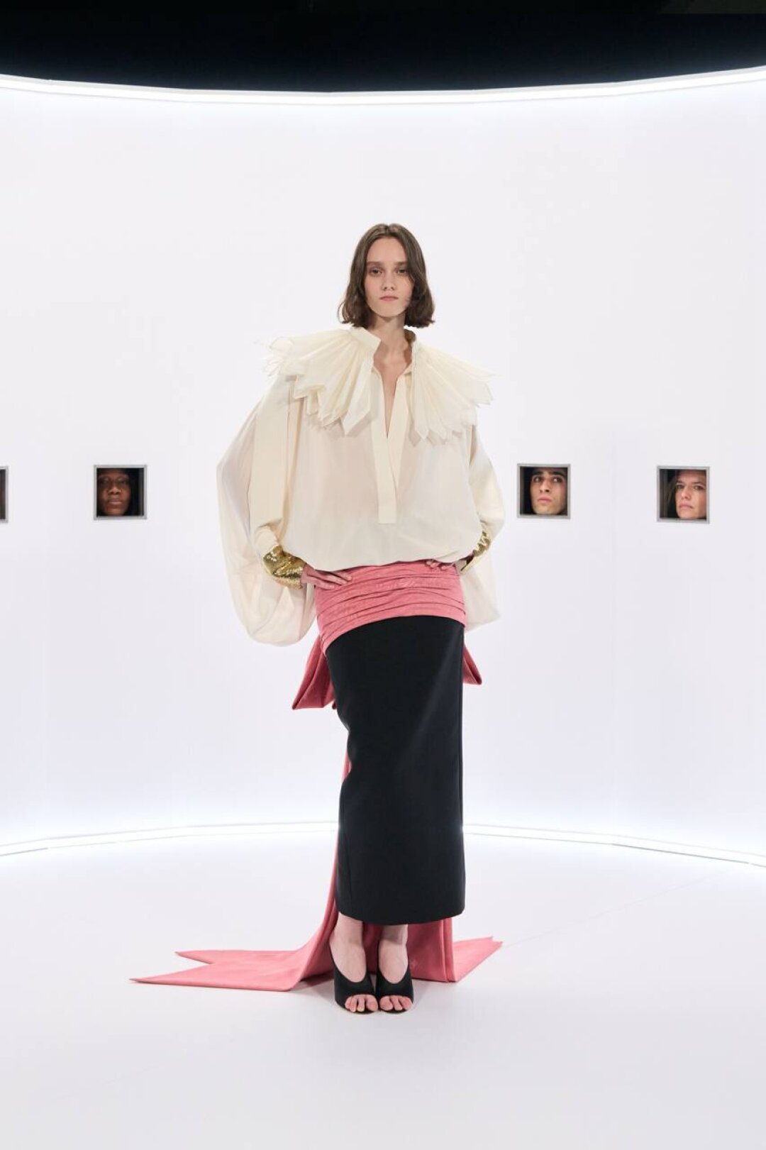 Это комбо: разбавляем черно-белый (почти!) офискор золотистыми диско-митенками