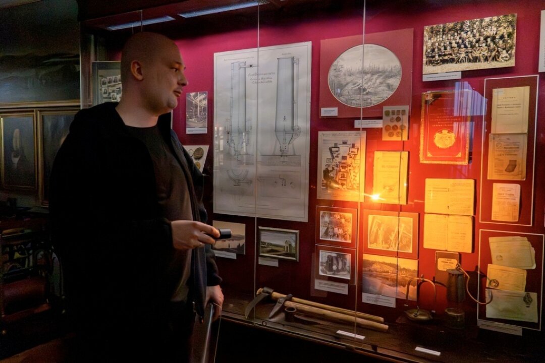 Петр Стабровский на выставке-интервенции «Практики наблюдения. Дом Мешкова»