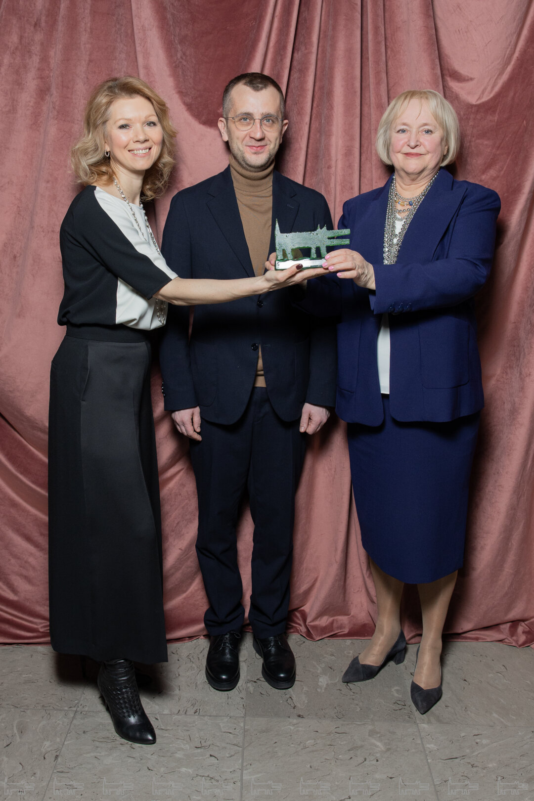 Борис Пиотровский, Ольга Таратынова, Елена Давыдова. вручанты и лауреат премии «Петербург будущего» — 2025 в номинации «Реставрация года»