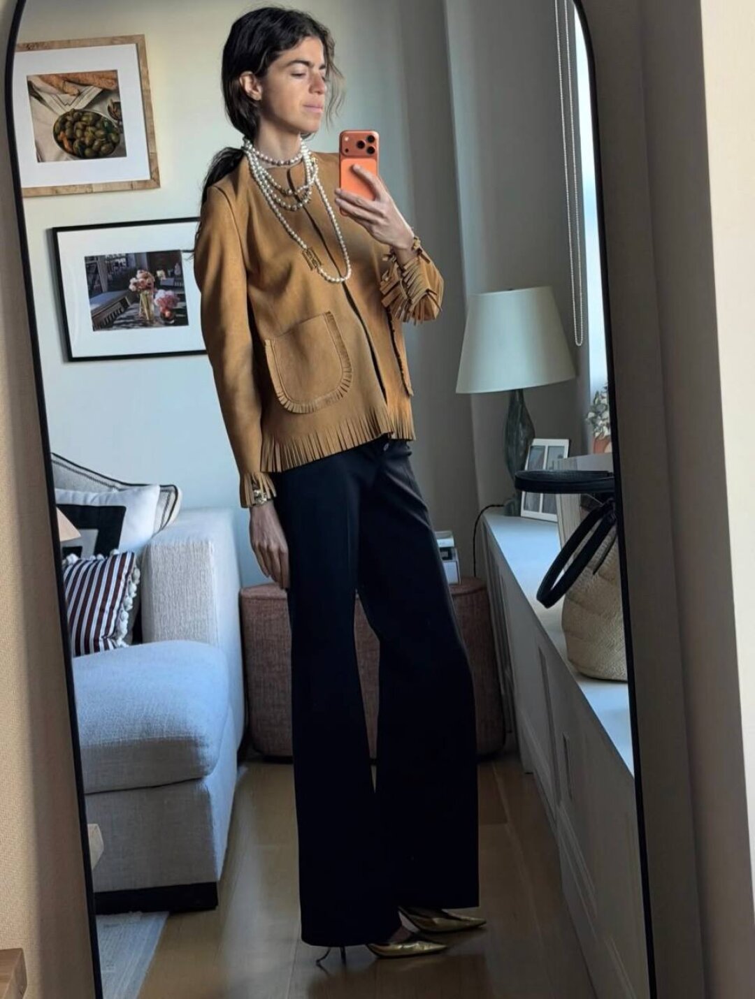 Записываем DIY-трюк от модного редактора Леандры Медин: вооружаемся старым замшевым жакетом и ножницами — и самодельная бохо-бахрома готова