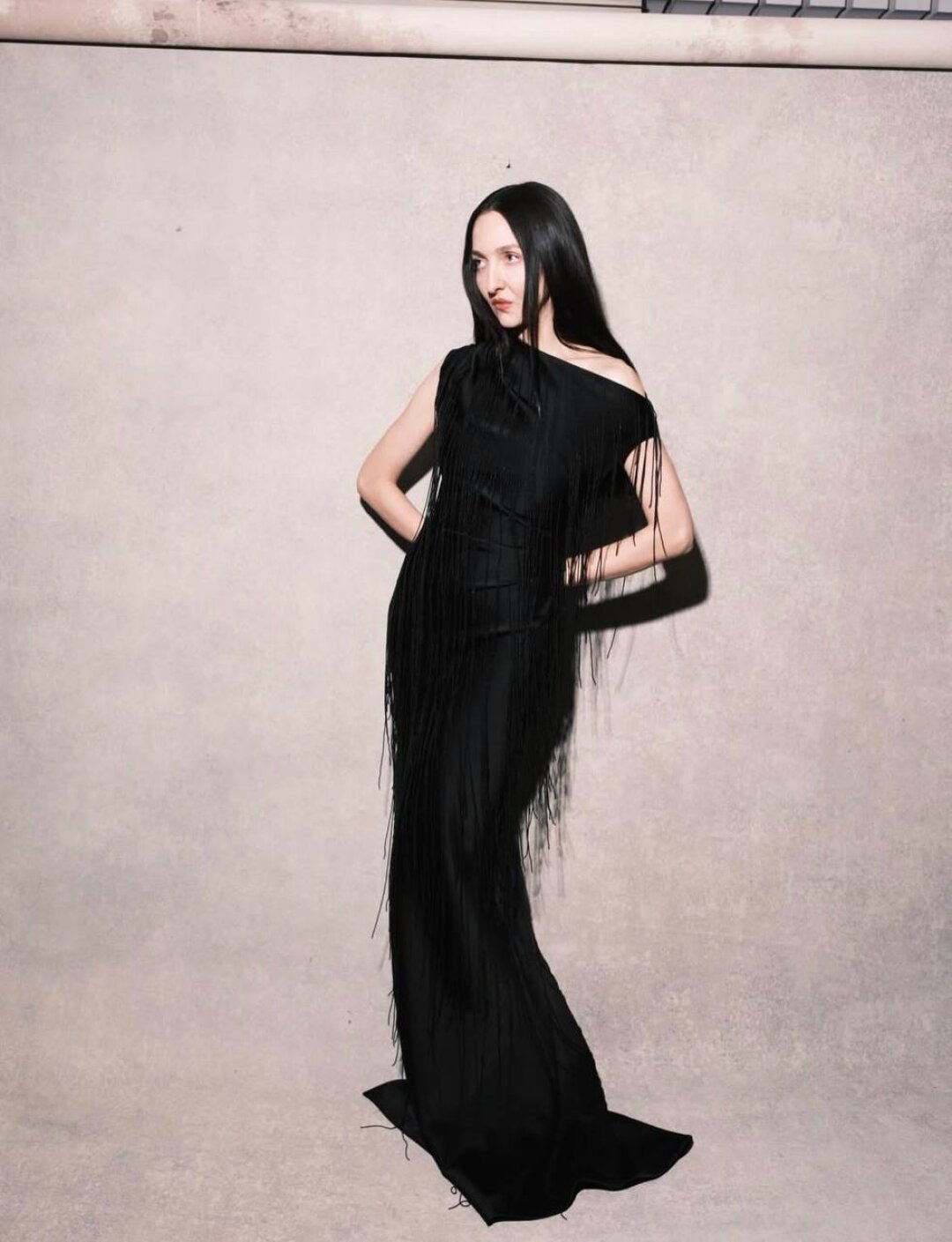 Экс-редактор отдела красоты британского Vogue Тиш Вайншток появилась в лаконичном черном макси с бахромой по верхнему краю от молодого китайского