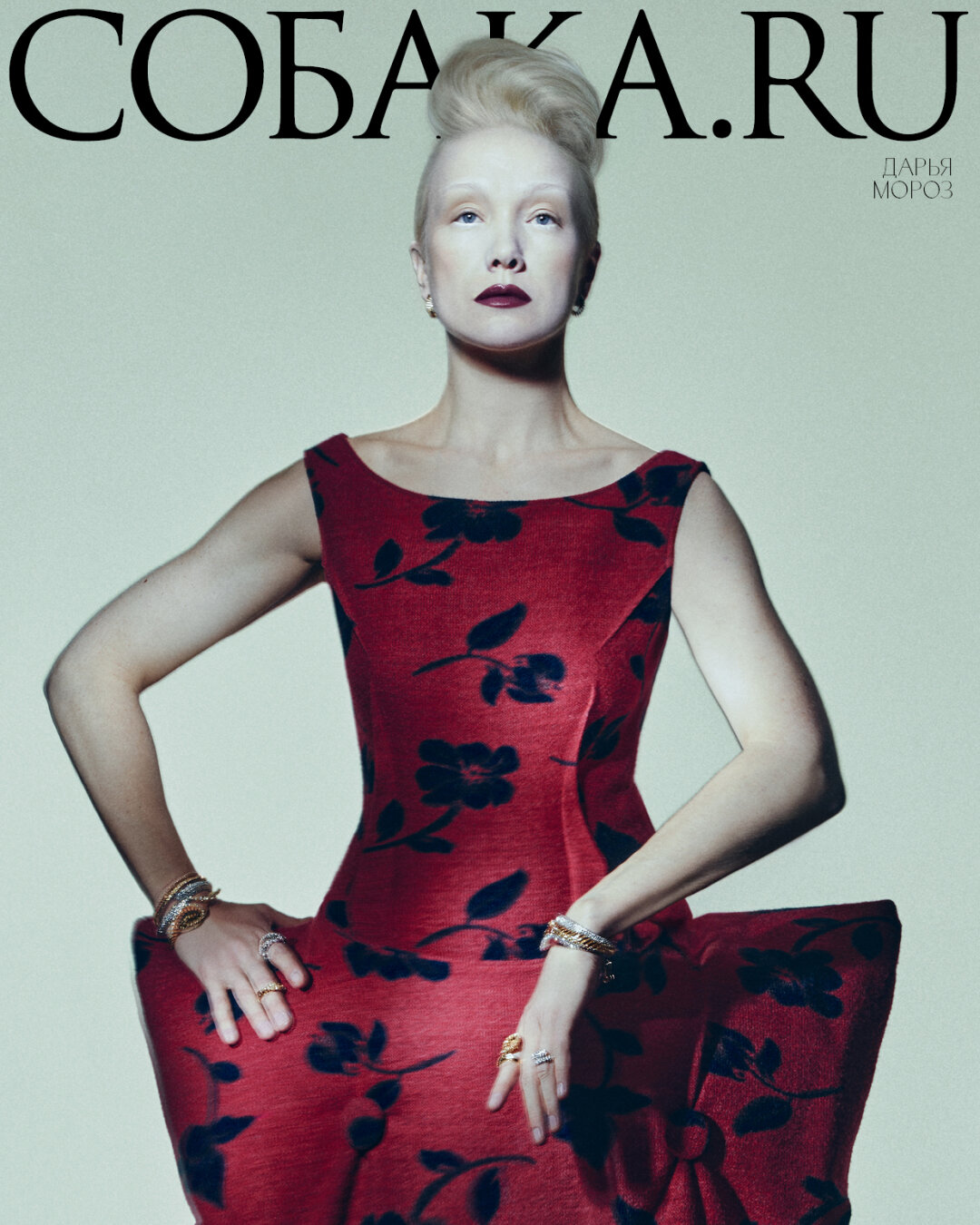 На Дарье: серьги, браслеты и кольца FERRIFIRENZE (Mercury), платье СЕВИНДЖ АБДУЛЛАЕВА