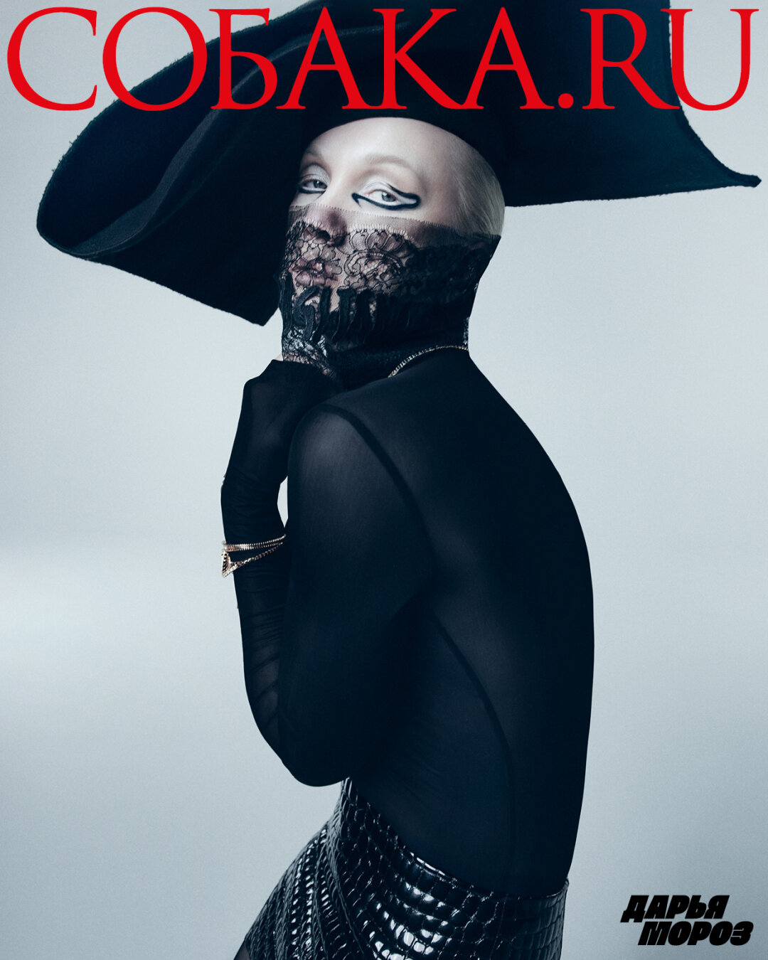 На Дарье: колье MERCURY, браслеты FERRIFIRENZE (Mercury), боди и юбка SASHAVERSE, шляпа LIA GUREEVA