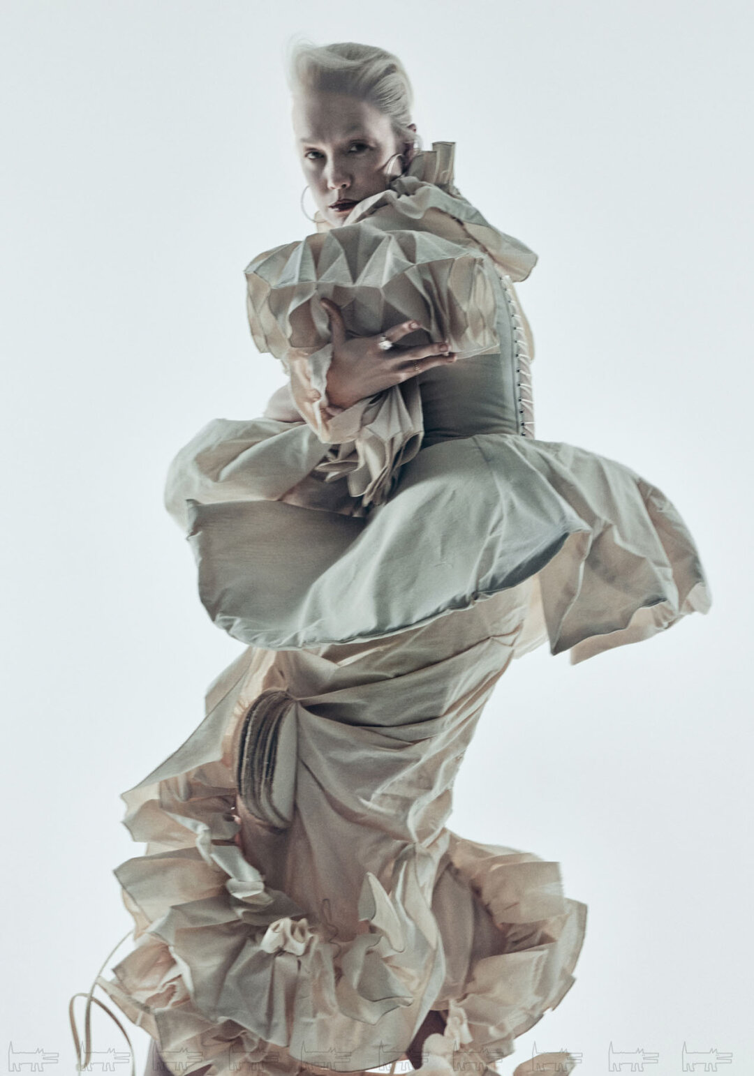 На Дарье: кольца, серьги, браслет MERCURY, платье АВРОРА ЛУНИНА, ДАРЬЯ ГУГНИНА, ЛАРА КУРКЧИ