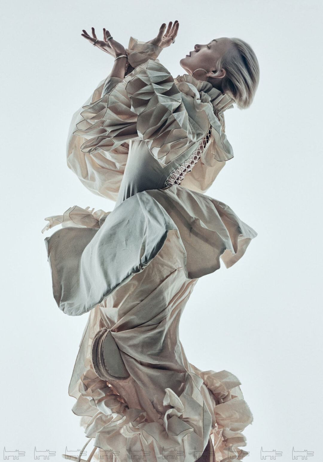 На Дарье: кольца, серьги, браслет MERCURY, платье АВРОРА ЛУНИНА, ДАРЬЯ ГУГНИНА, ЛАРА КУРКЧИ