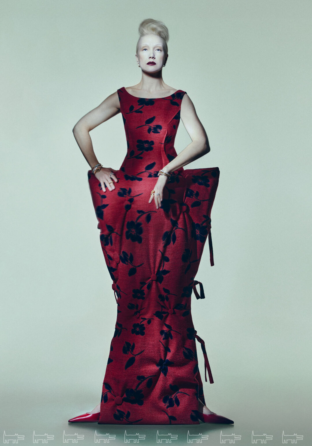 На Дарье: серьги, браслеты и кольца FERRIFIRENZE (Mercury), платье СЕВИНДЖ АБДУЛЛАЕВА, туфли VIC MATIE (No One)