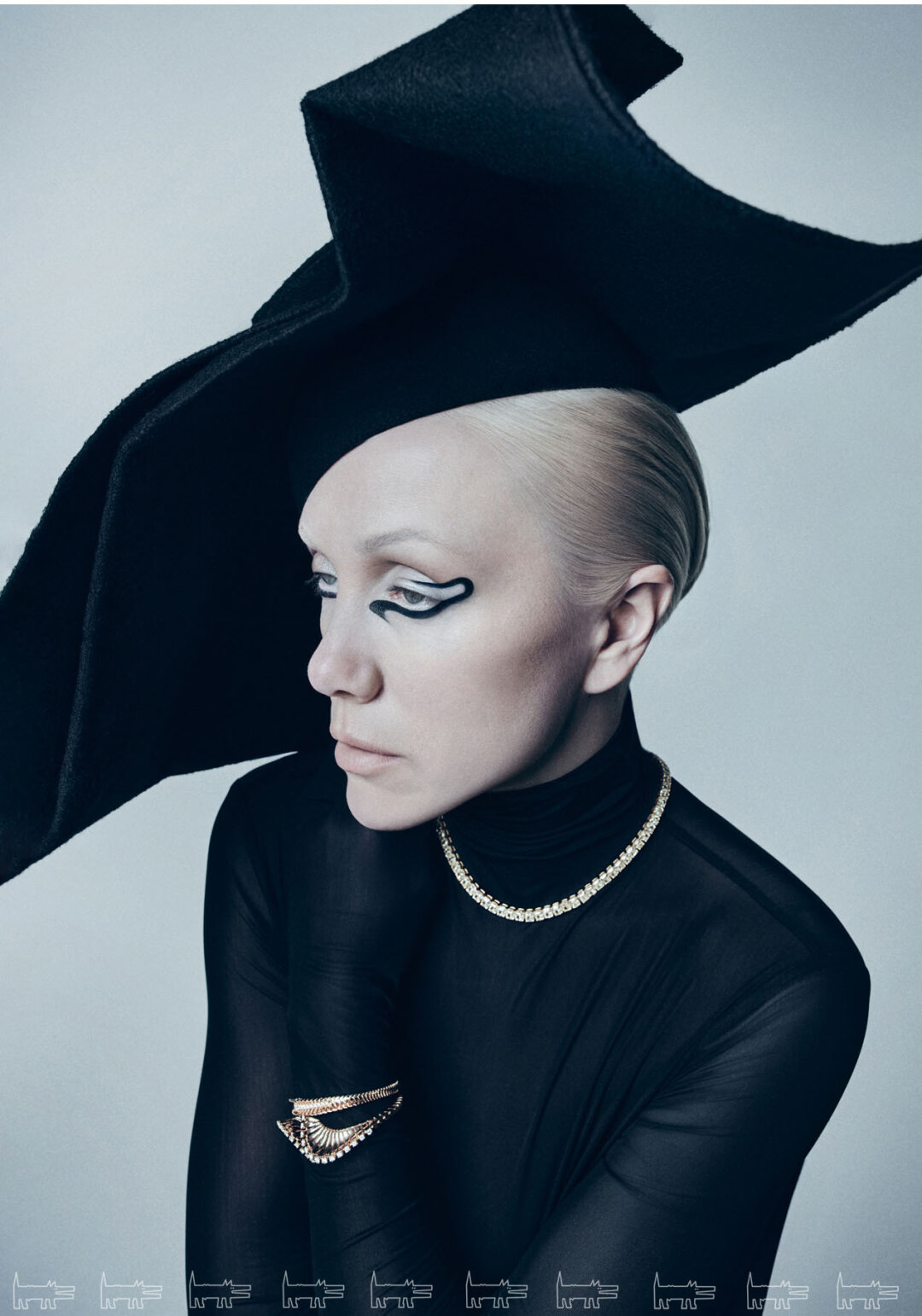 На Дарье: колье MERCURY, браслеты FERRIFIRENZE (Mercury), боди SASHAVERSE, шляпа LIA GUREEVA