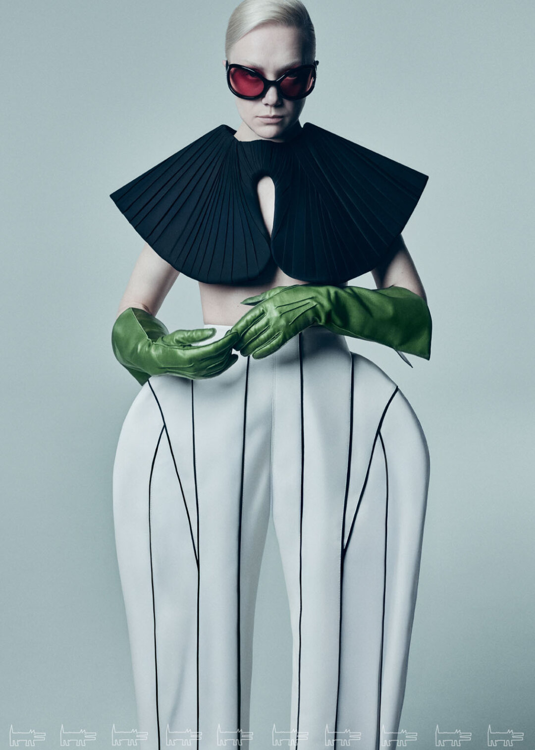 На Дарье: серьги MERCURY, топ KRISTINA TASHI, брюки VICTORIA PARKHAEVA, перчатки YANA, очки GUCCI (Optics Gallery)