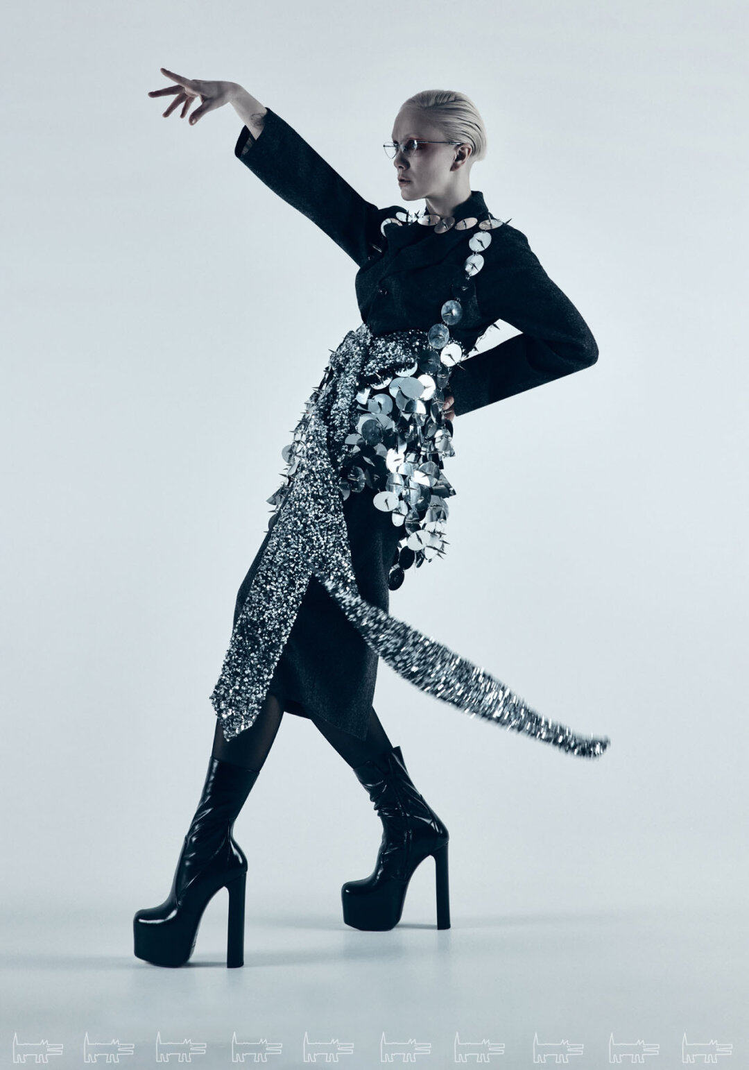 На Дарье: пиджак, юбка MAISON MARGIELA (ЦУМ), шипастое платье ПЕТР ЗАЙЦЕВ, пояс-галстук НАСТЯ НОВОСЕЛЬЦЕВА, сапоги SAINT LAURENT (ЦУМ)