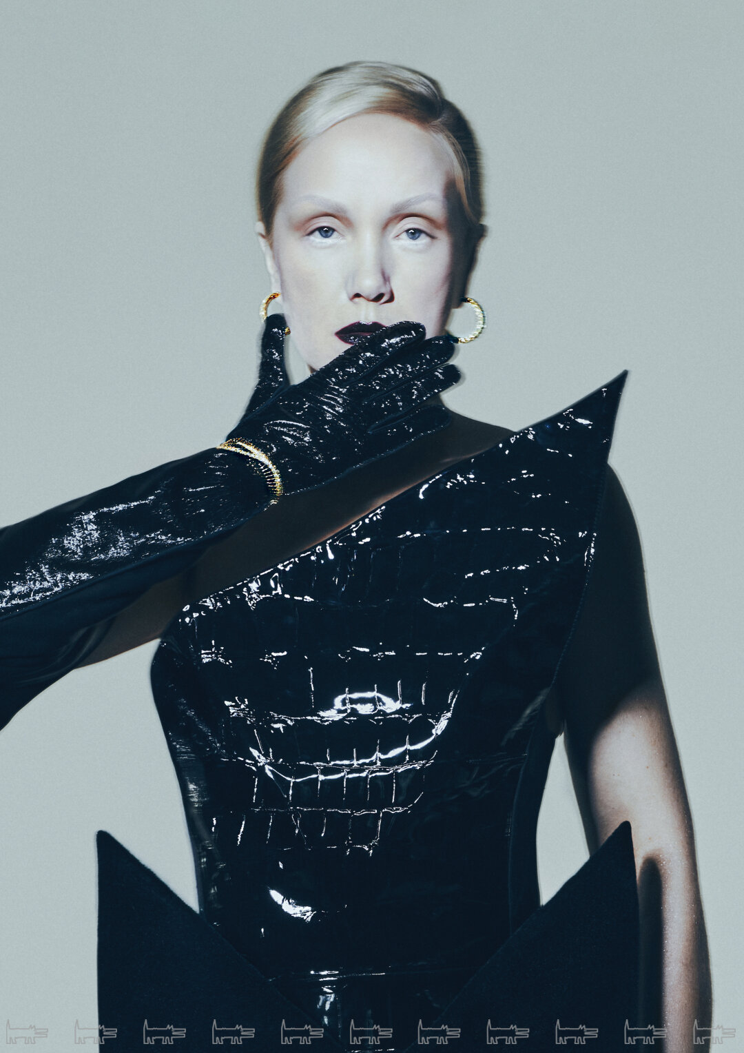 На Дарье: серьги MERCURY, браслеты FERRIFIRENZE (Mercury), топ и юбка DAVID KOMA, перчатки YANA