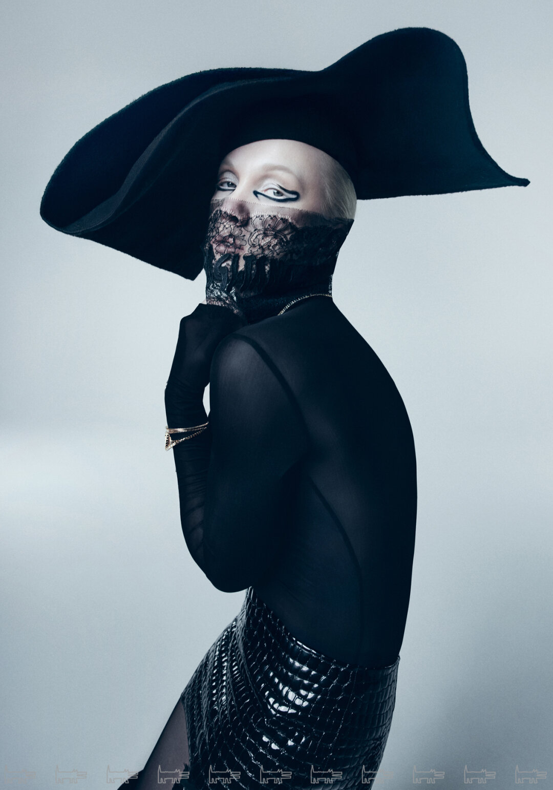 На Дарье: колье MERCURY, браслеты FERRIFIRENZE (Mercury), боди и юбка SASHAVERSE, шляпа LIA GUREEVA