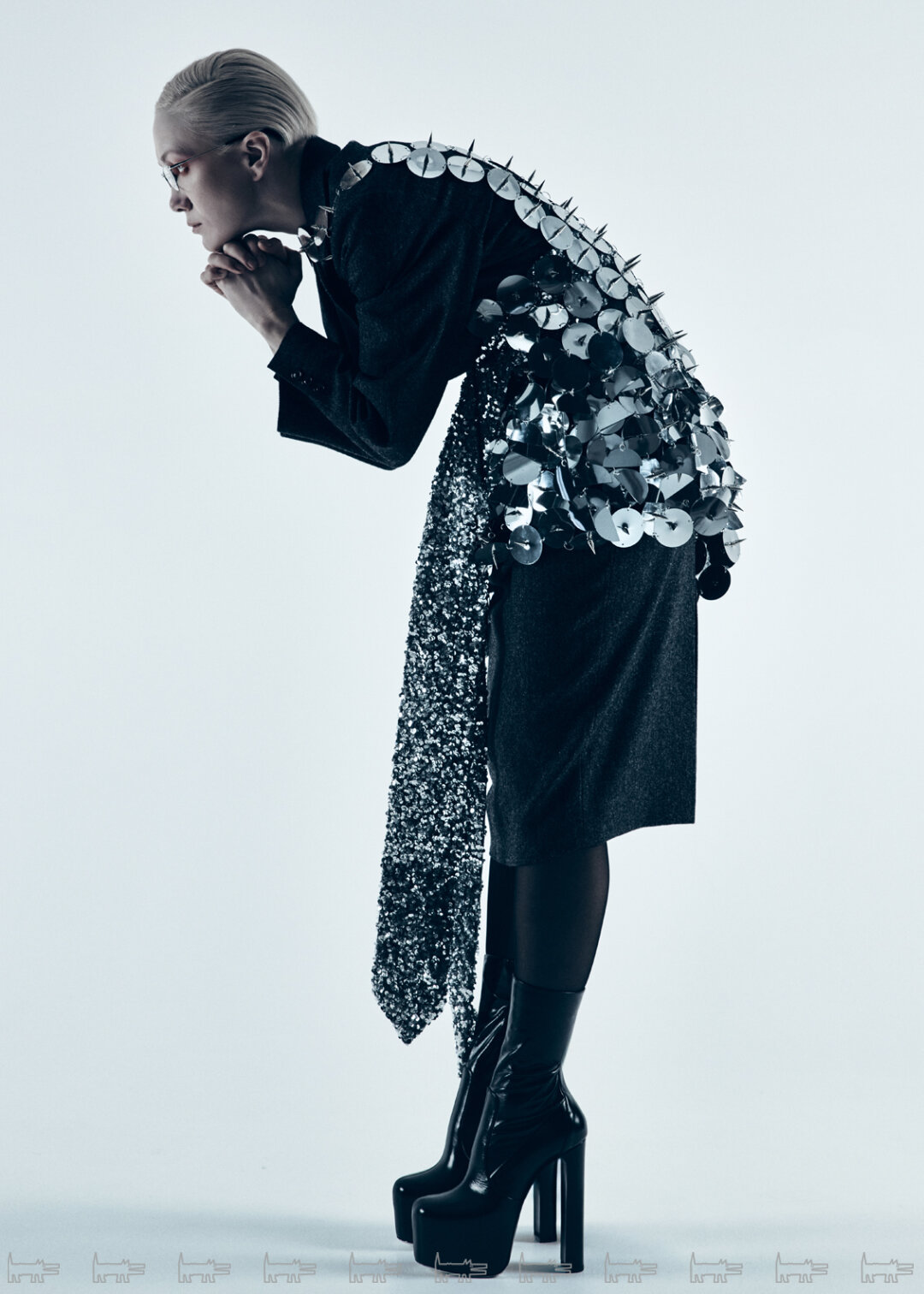 На Дарье: пиджак, юбка MAISON MARGIELA (ЦУМ), шипастое платье ПЕТР ЗАЙЦЕВ, пояс-галстук НАСТЯ НОВОСЕЛЬЦЕВА, сапоги SAINT LAURENT (ЦУМ)