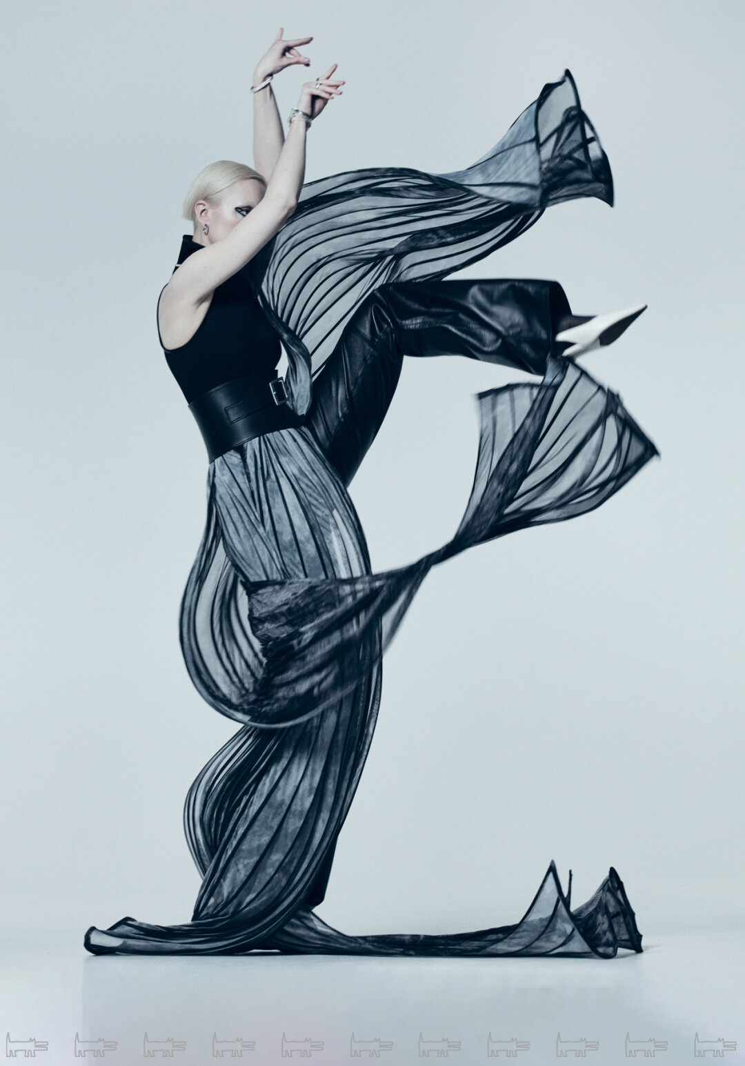 На Дарье: мерьги, браслет и кольца FERRIFIRENZE (Mercury), колье и браслет MERCURY, комбинезон LEVEL 44, юбка KRISTINA TASHI, лодочки PRINCIPE DI