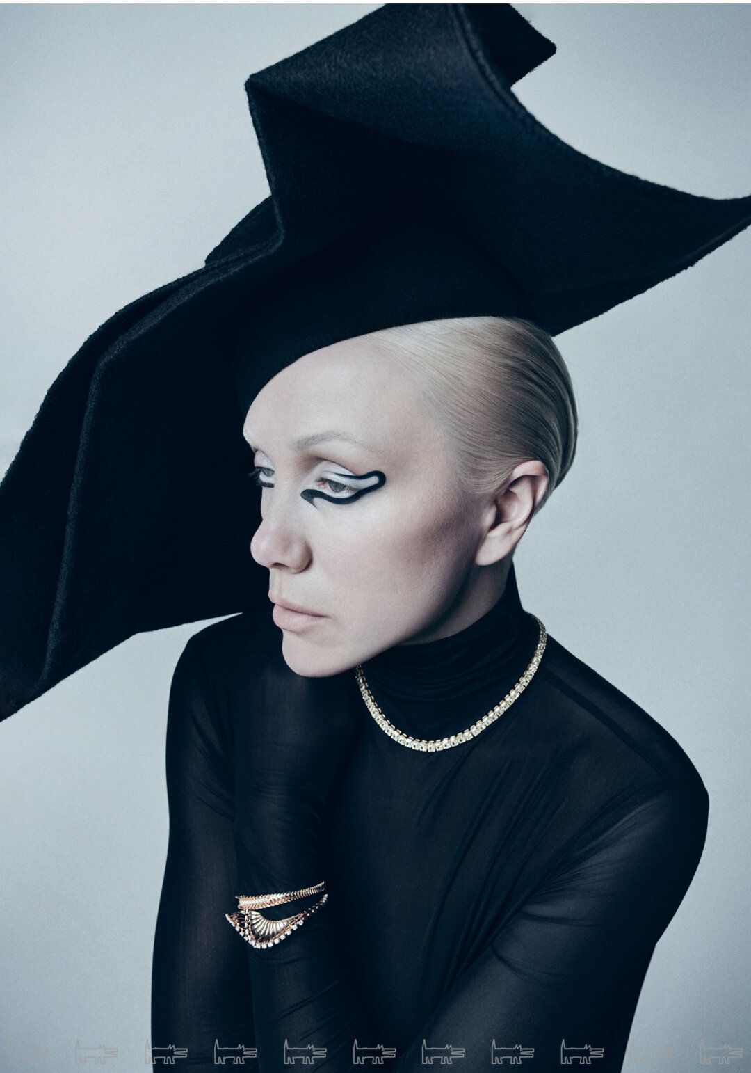 На Дарье: колье MERCURY, браслеты FERRIFIRENZE (Mercury), боди SASHAVERSE, шляпа LIA GUREEVA