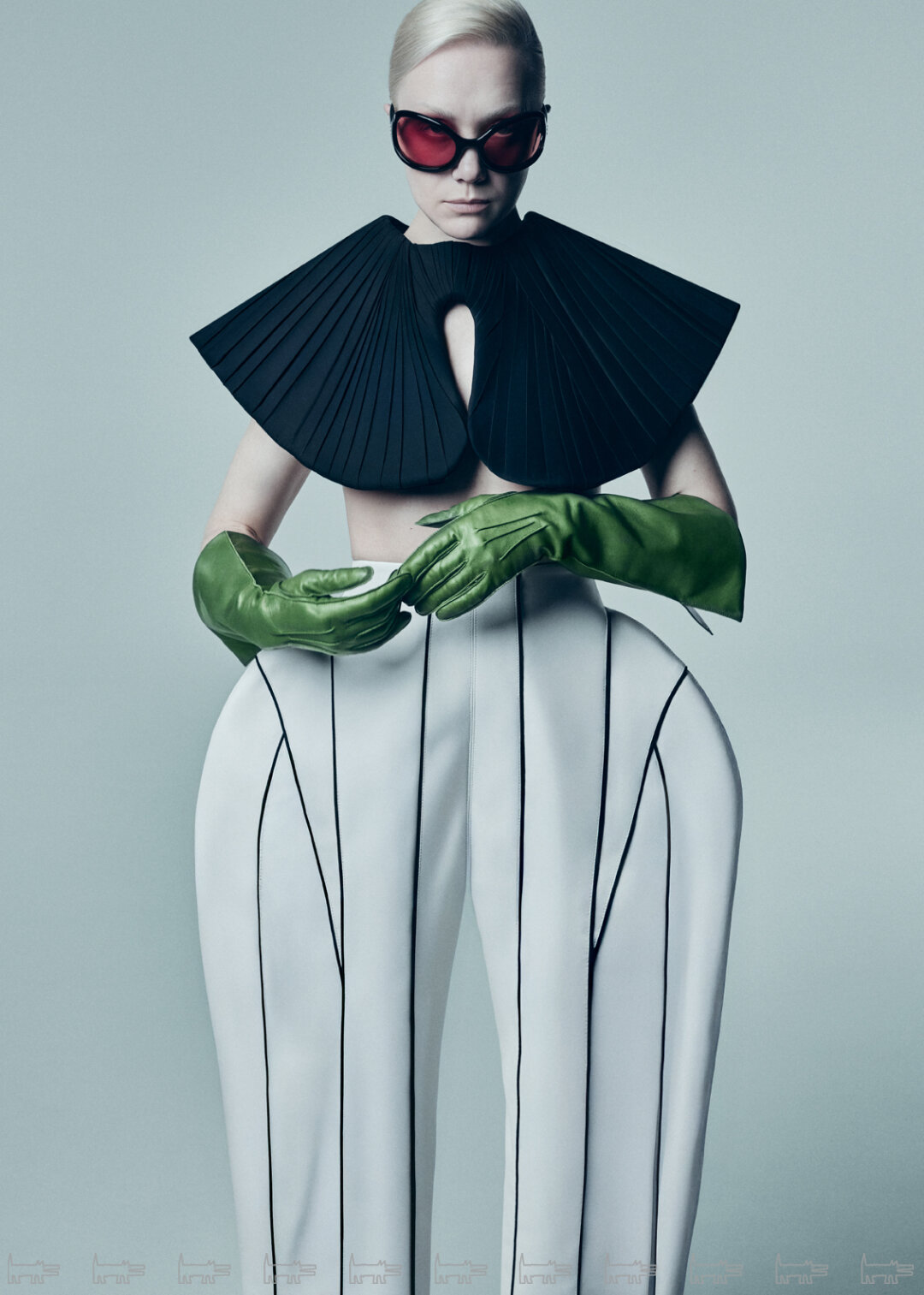 На Дарье: серьги MERCURY, топ KRISTINA TASHI, брюки VICTORIA PARKHAEVA, перчатки YANA, очки GUCCI (Optics Gallery)