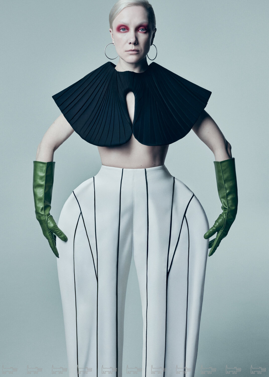 На Дарье: серьги MERCURY, топ KRISTINA TASHI, брюки VICTORIA PARKHAEVA, перчатки YANA, очки GUCCI (Optics Gallery)