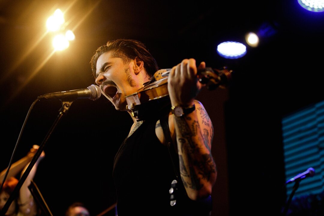 Работа Александра Тарасова: фронтмен группы The Hatters Юрий Музыченко во время выступления