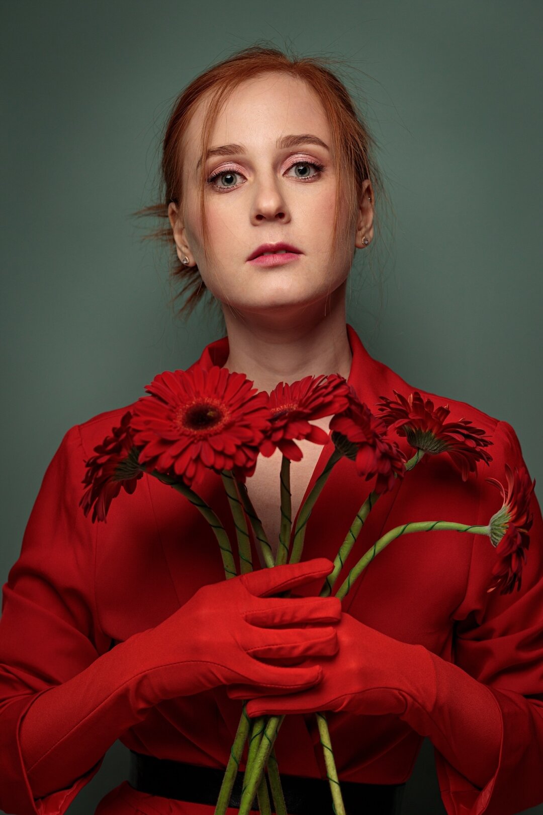 Работа Ильшата Ахметова: девушка с цветами