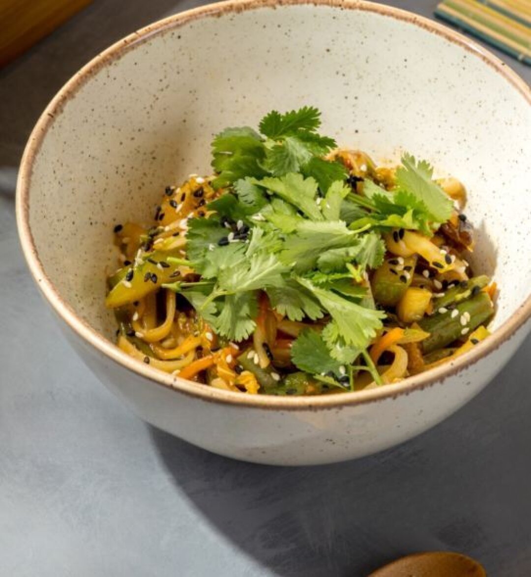 Вок с пшеничной лапшой и овощами