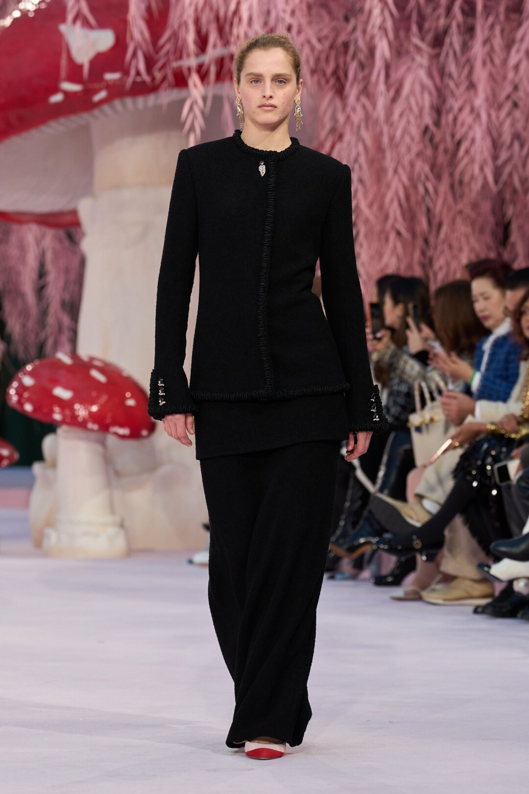 Модель Адица Берзения (муза Матье Блази и любимица серого кардинала русской моды Ибрагима Гатциева!) примерила маленькое черное платье Chanel (теперь