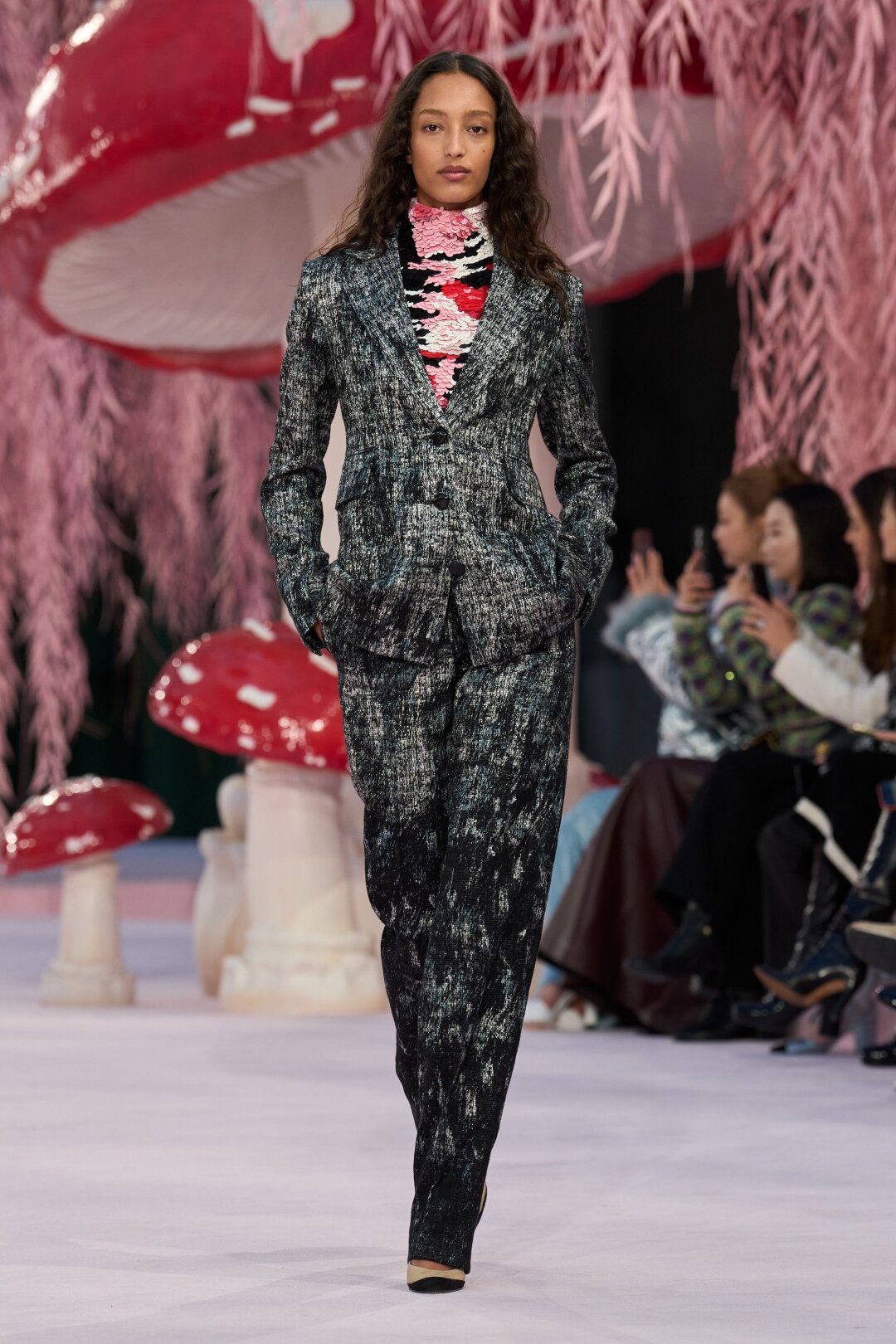 Супермодель Мона Тугаард в birdcore-костюме с вайбом «по русскому — два, по литературе — два»