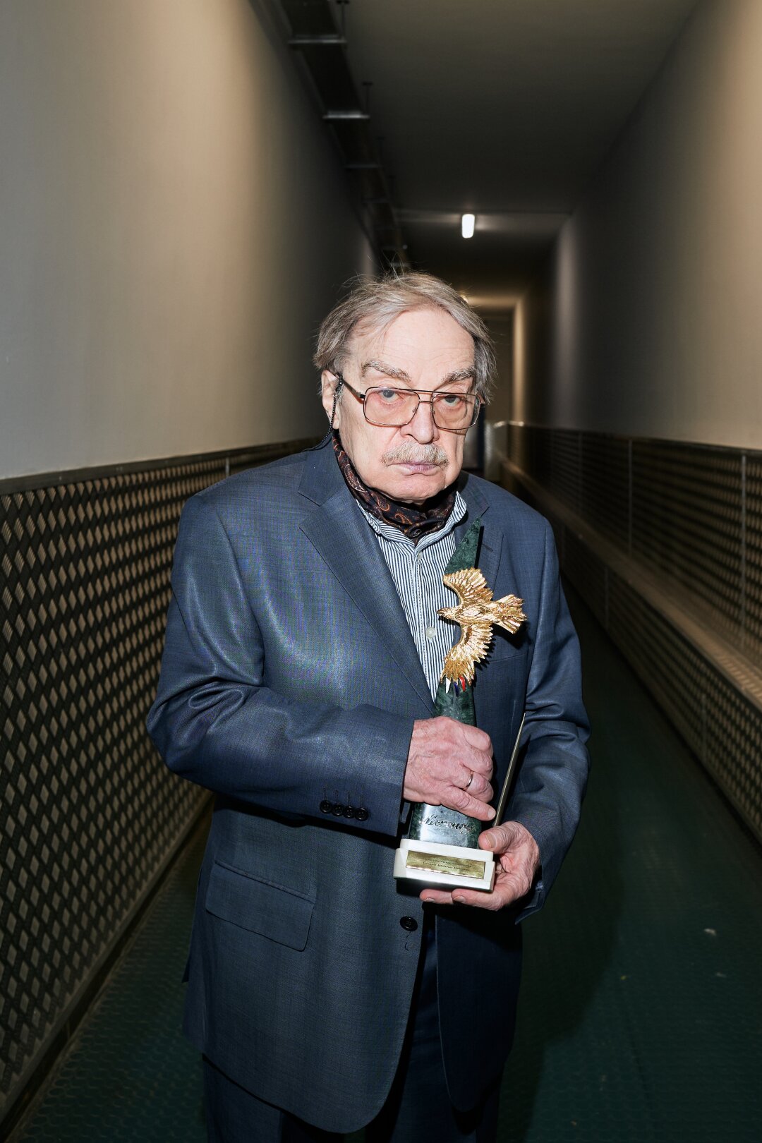 Александр Адабашьян со статуэткой «За вклад в кинематограф»