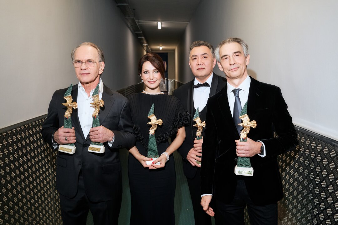 Алексей Гуськов, Екатерина Климова, Нурбек Эген и Антон Златопольский с наградами за лучший телесериал «Атом»