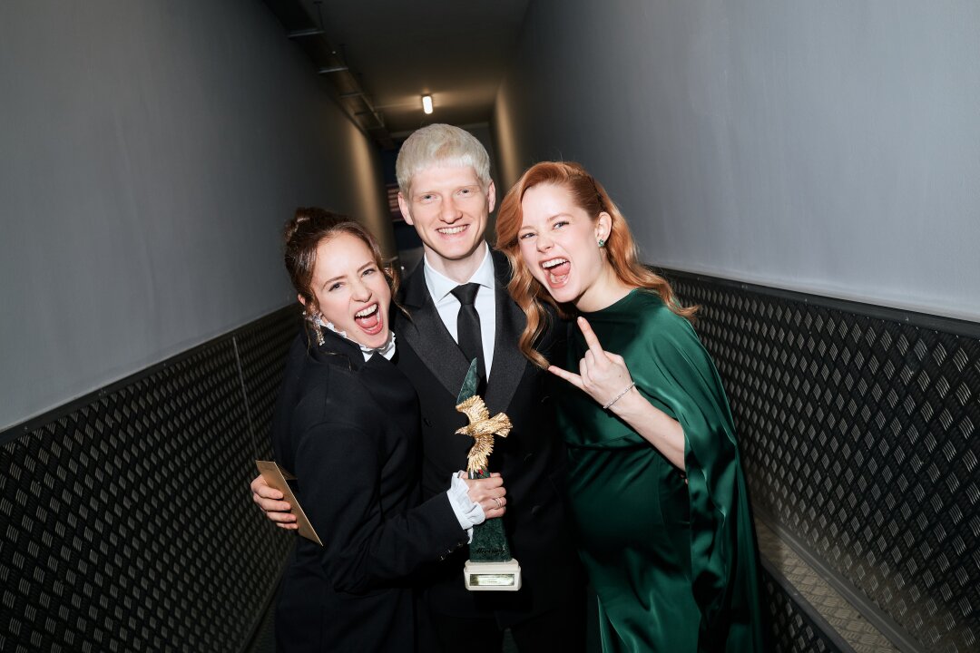 Ольга Лерман с наградой за лучшую женскую роль (в сериале «Плевако»), Святослав Рогожан и Мила Ершова