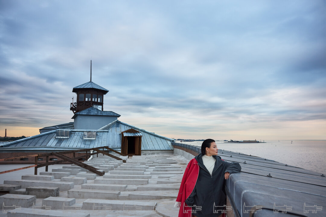 Плащ OFF-WHITE (Pif Paf Supershop), худи MAISON MARGIELA, водолазка JIL SANDER (все — ДЛТ)