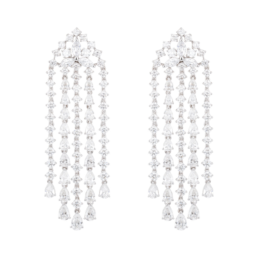 На церемонии «Золотой орел» артистка появилась в серьгах-каскадах Mercury Classic из белого золота, где каждая нить инкрустирована бриллиантами разной