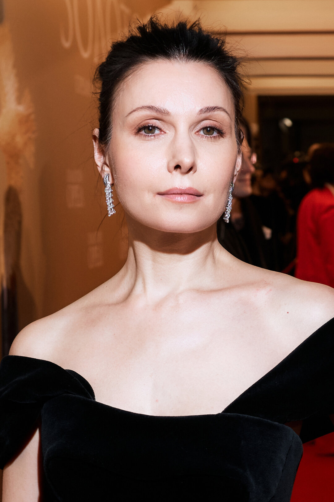 Александра Урсуляк вручала статуэтки за лучшие актерские работы. Свой вечерний образ Edem артистка дополнила элегантным комплектом Mercury Classic