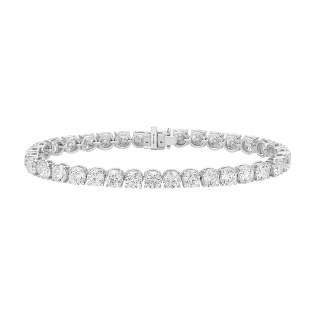 А также — браслет с россыпью бесцветных бриллиантов