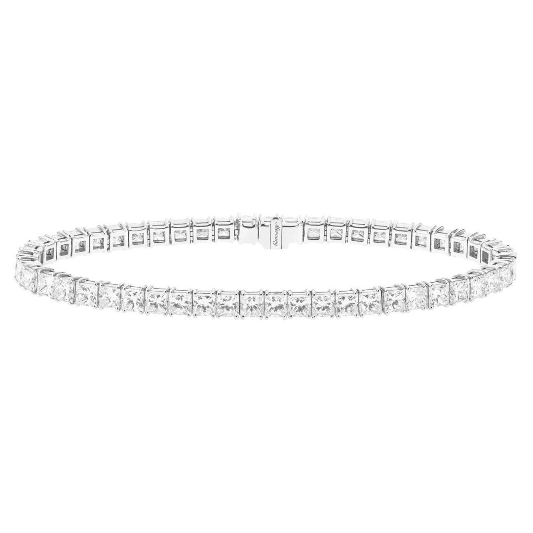 Завершил лук тонкий браслет-нить из белого золота с бриллиантами из коллекции Classic