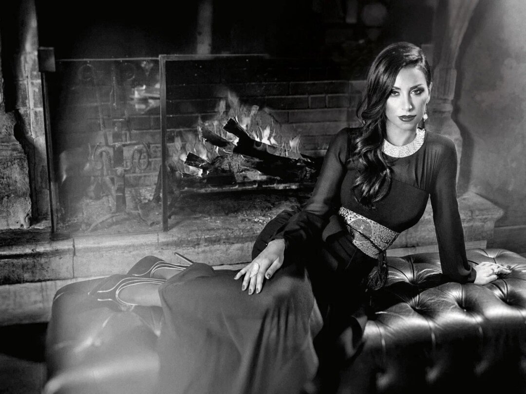 Эуджения Бруни определяет стиль всех украшений и кампейнов, брат Даниэле занят выбором камней, отец Паскуале следит за их провенансом