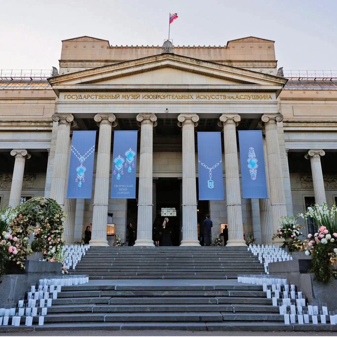 У Parure уже несколько лет как международный бэкграунд (бутики в Казахстане и ОАЭ!), но российская прописка. Так же как у картин Моне из Пушкинского